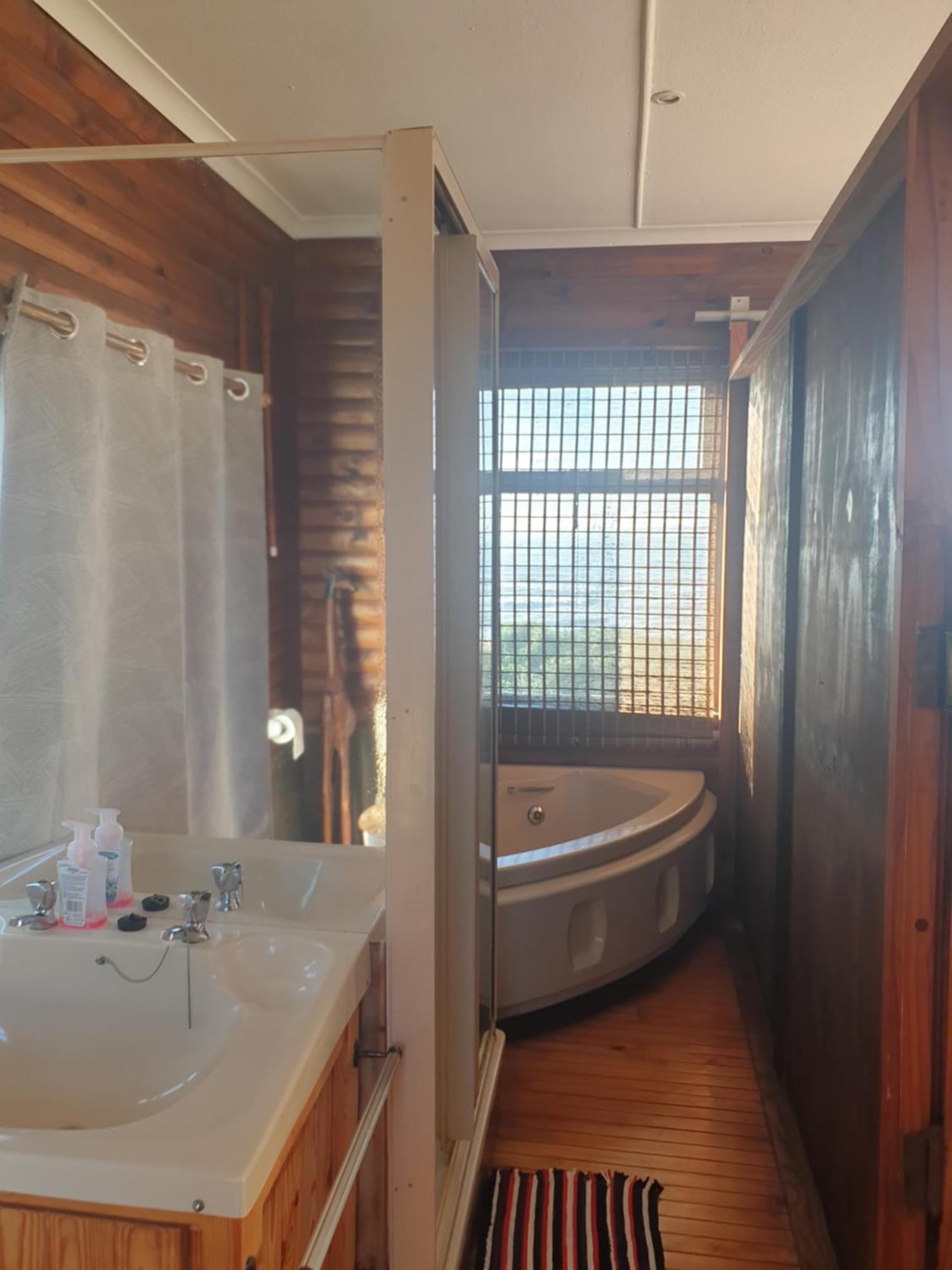 Deep Blue Guest House Amanzimtoti Bagian luar foto